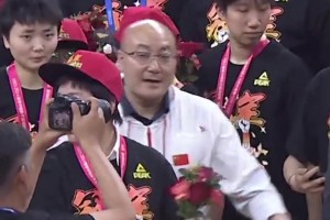四川女籃奪冠慶祝時 這個把韓旭拍“生氣”的工作人員是誰？