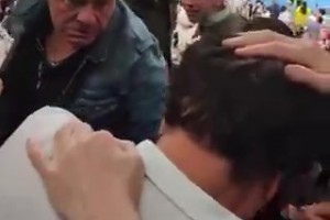 巴薩球員泄憤踢球，皇馬球迷無辜被打中